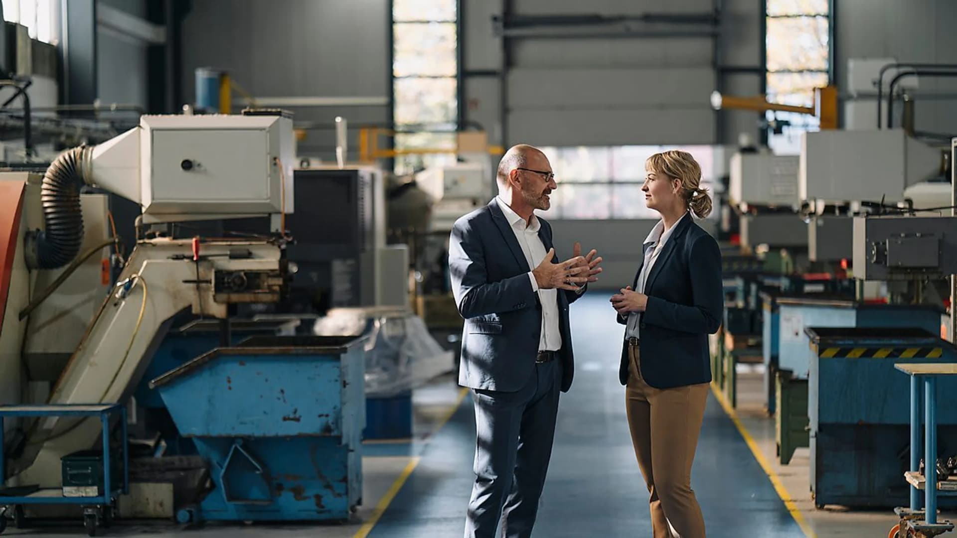 Firmenkunden im Gespräch in einem Büro 