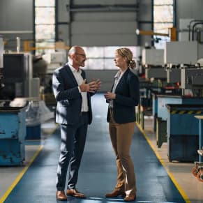 Firmenkunden im Gespräch in einem Büro 