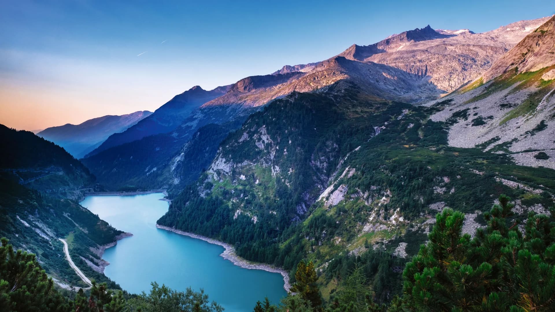 Kärnter Landschaft mit Blick auf einen Bergsee bei Sonnenuntergang