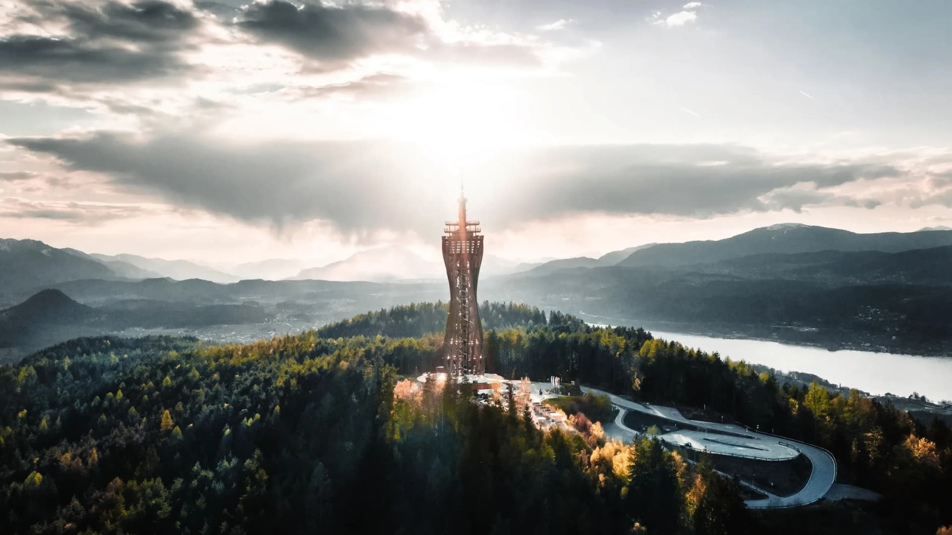 Landschaft Kärnten mit Pyramidenkogel bei strahlendem Sonnenschein