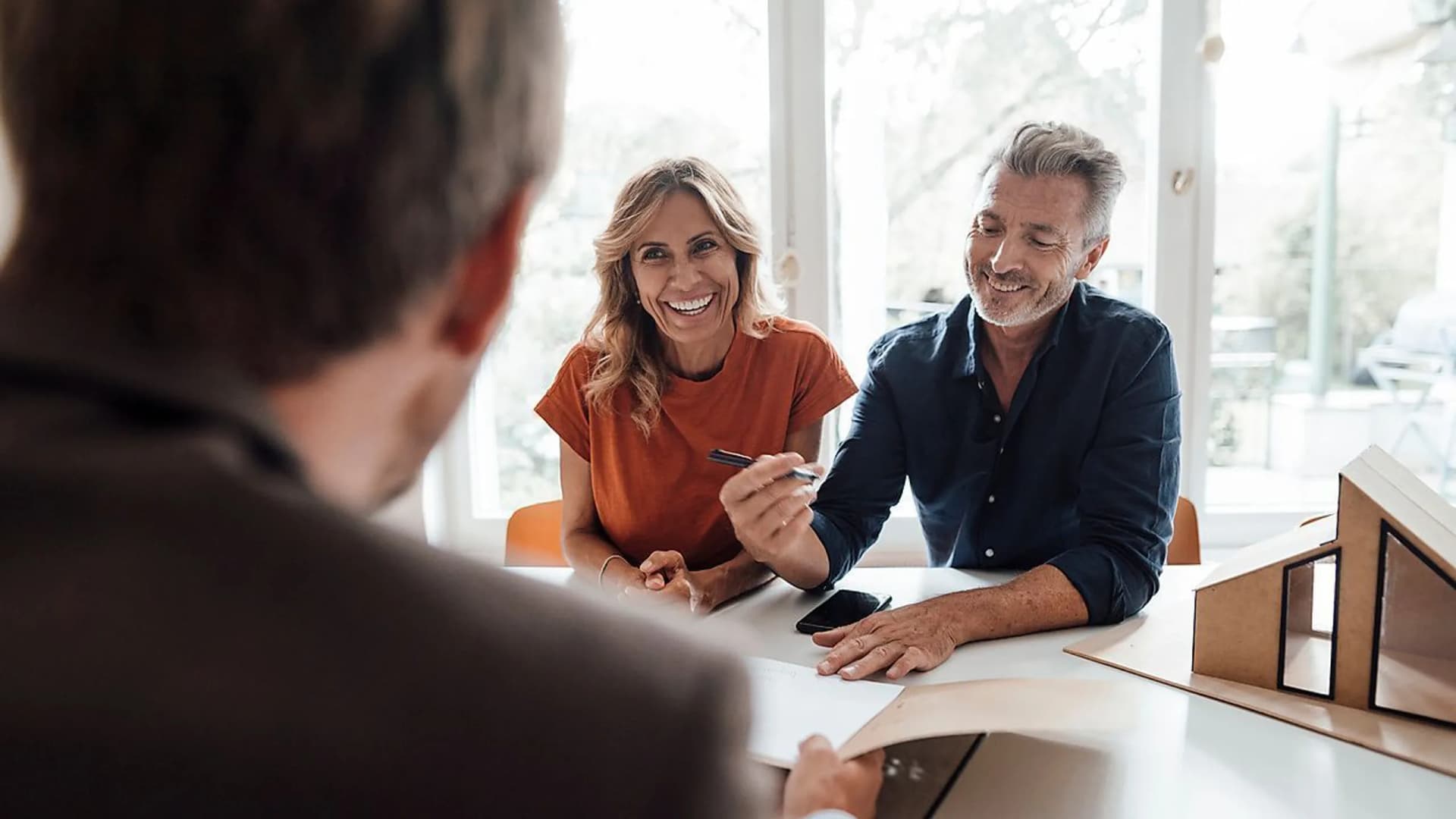 Mann und Frau im Beratungsgespräch als Symboldbild für das Investieren in Immobilien und Vorsorgewohnungen mit der Bank Burgenland