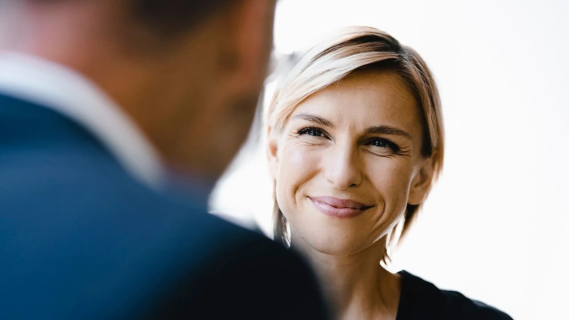 Frau und Mann im persönlichen Gespräch