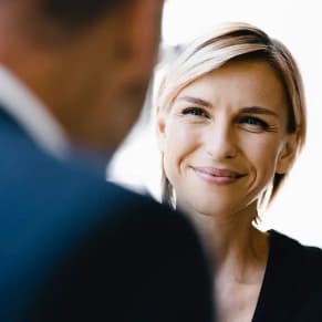 Frau und Mann im persönlichen Gespräch