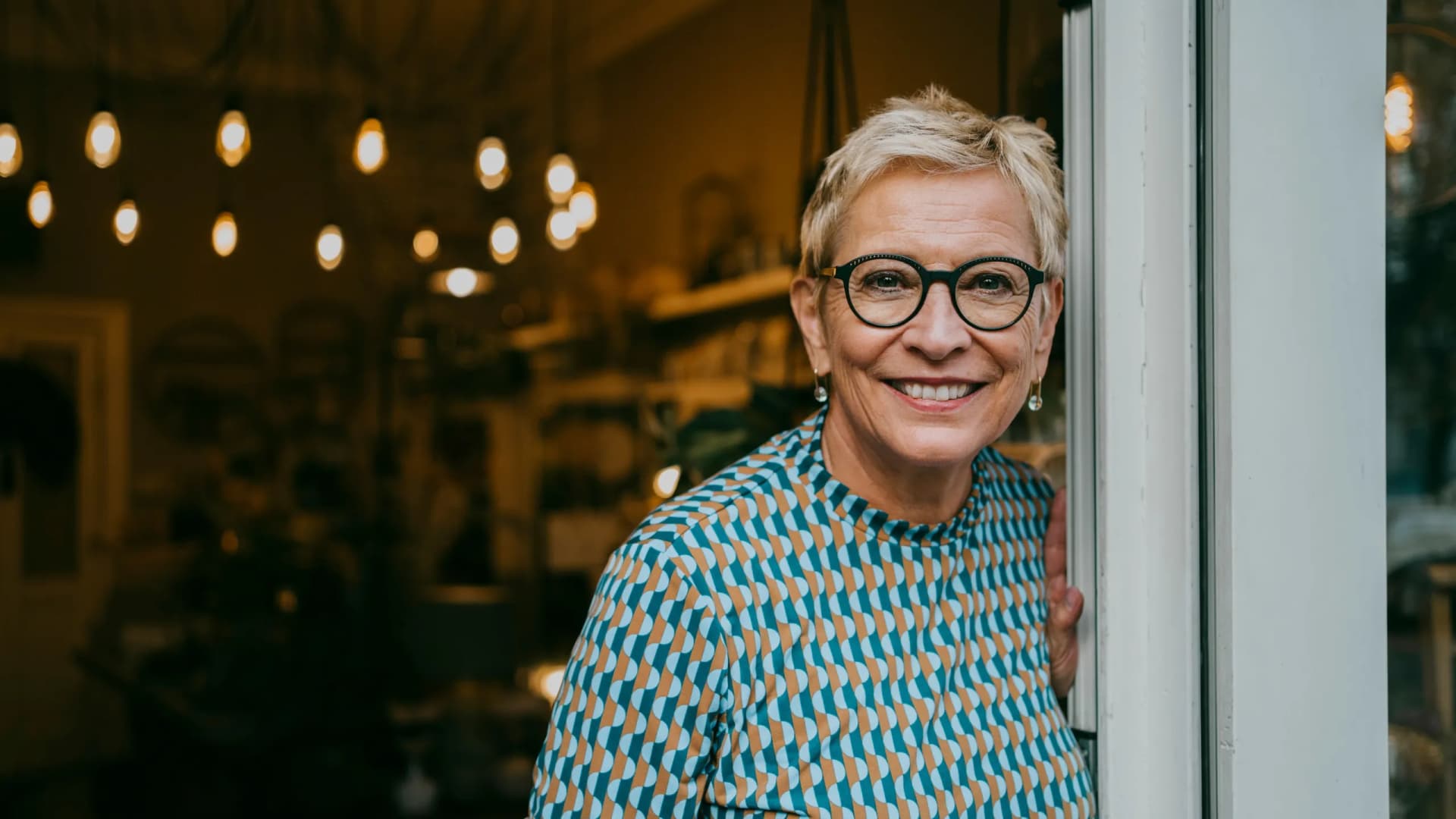 Frau blickt in Kamera als Symbolbild für "Bei Fragen zu unserem Online Banking stehen wir jederzeit zur Verfügung".