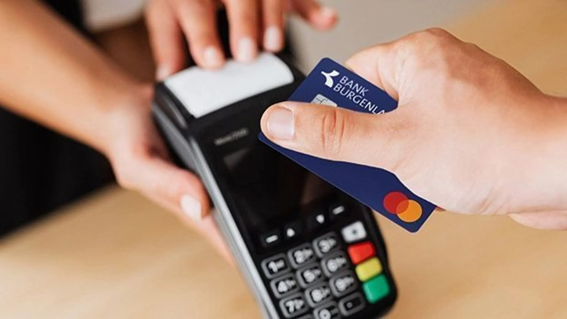 Bezahlen mit Debit- und Kreditkarte der Bank Burgenland und Bank Burgenland Kärnten