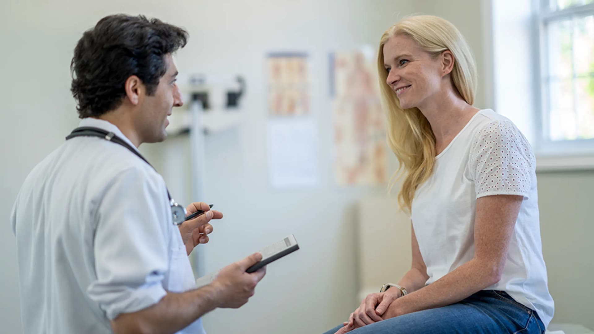 Patient unterhält sich mit Arzt in einer Arztpraxis