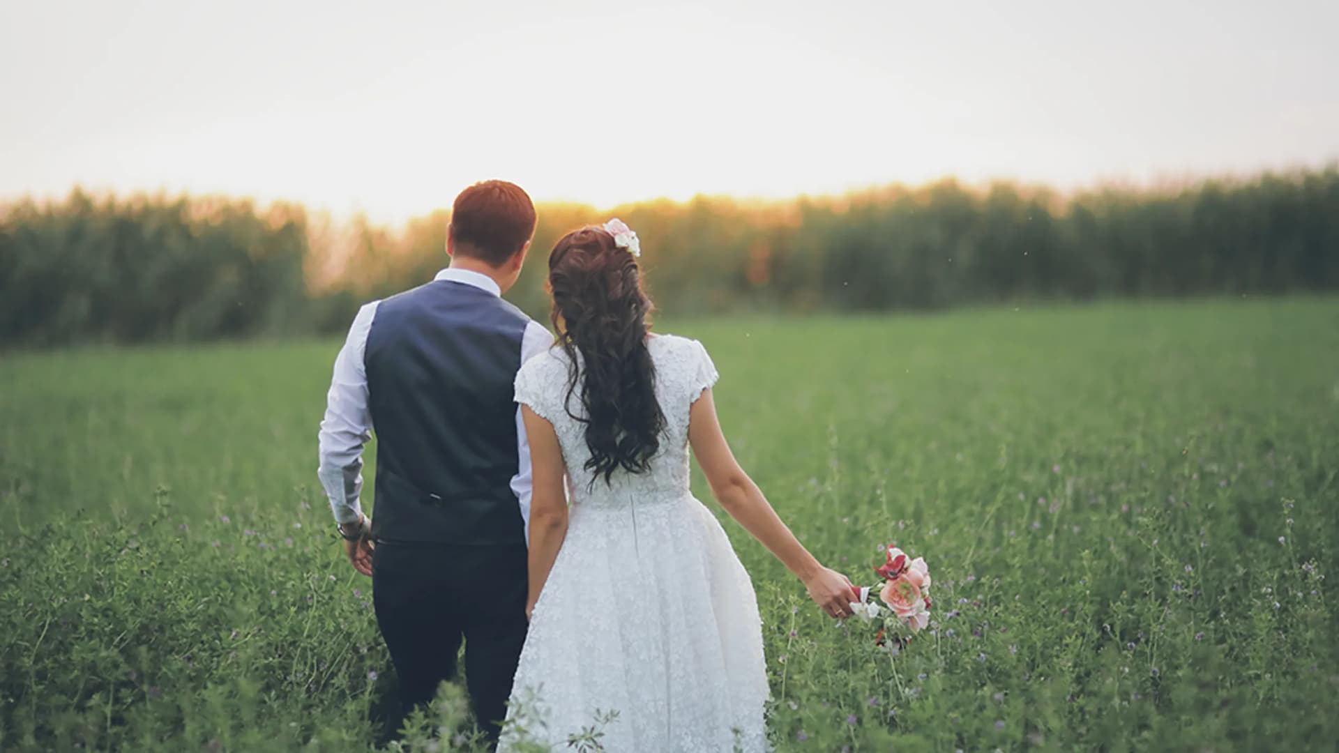 Hochzeitspaar in einem Feld am Land