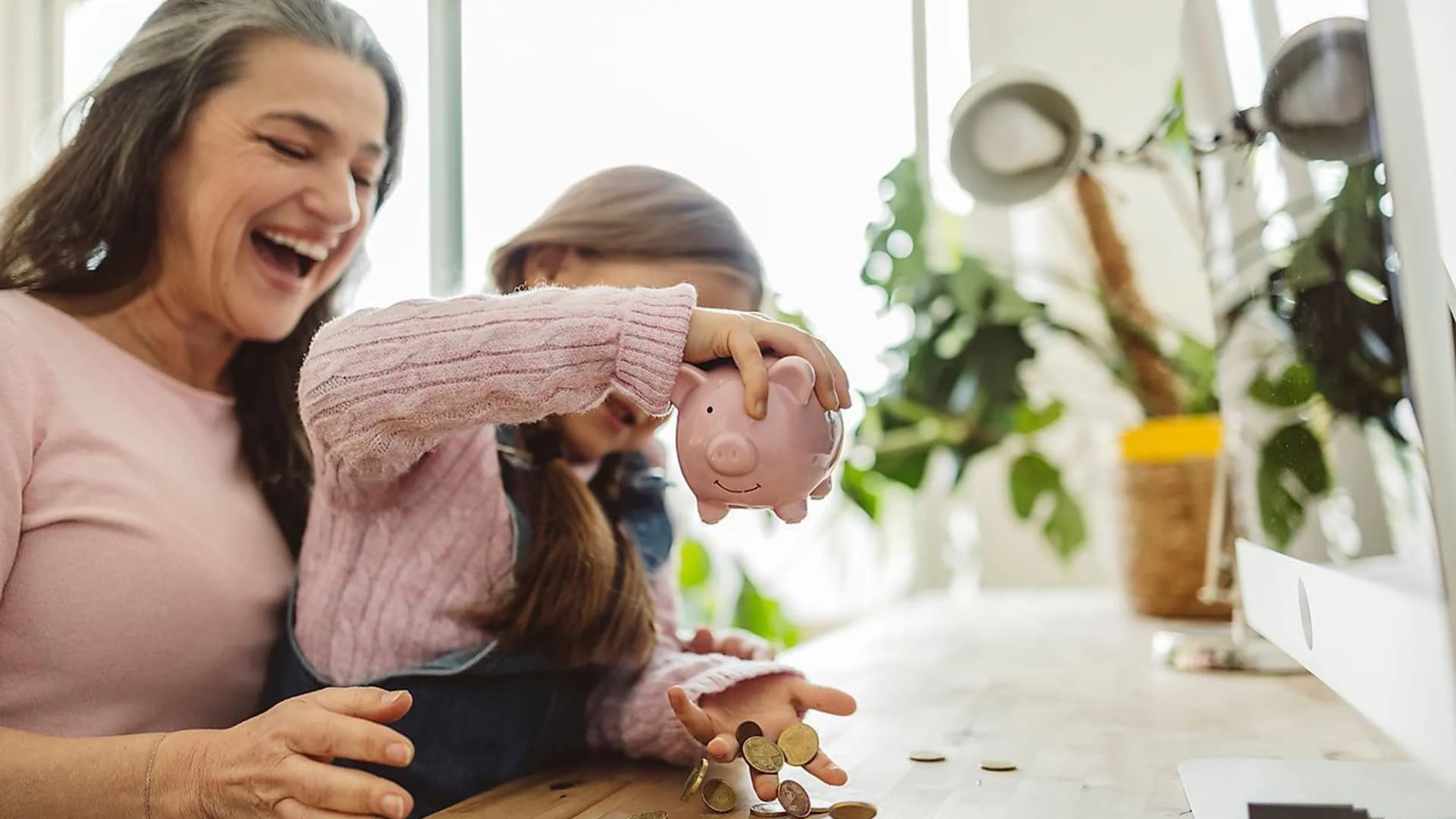Mädchen mit Sparschwein als Symbolbild für Sparkonten für die ganze Familie - mit der Bank Burgenland
