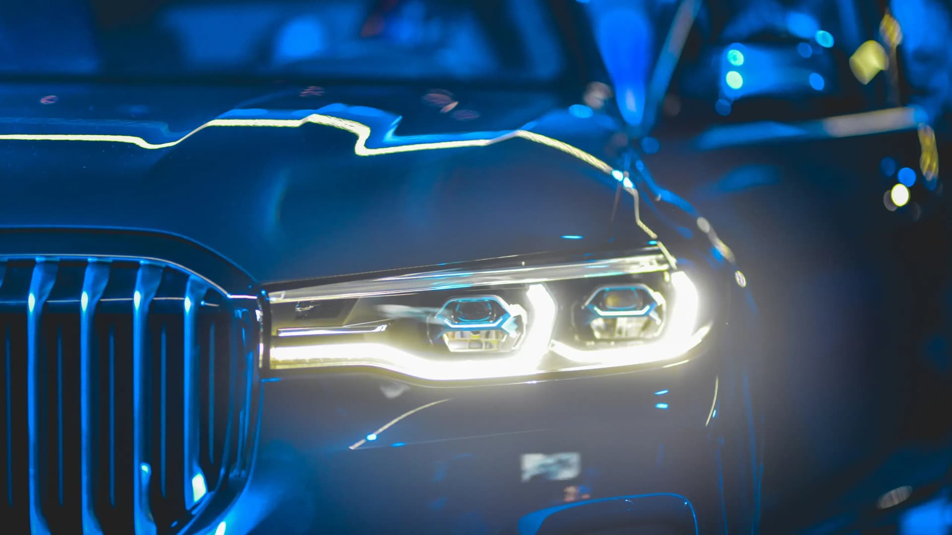 Auto-Scheinwerfer als Symbolbild für Finanzieren Sie ein neues Auto mit KFZ-Leasing mit der Bank Burgenland