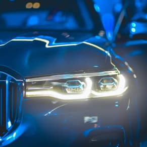 Auto-Scheinwerfer als Symbolbild für Finanzieren Sie ein neues Auto mit KFZ-Leasing mit der Bank Burgenland