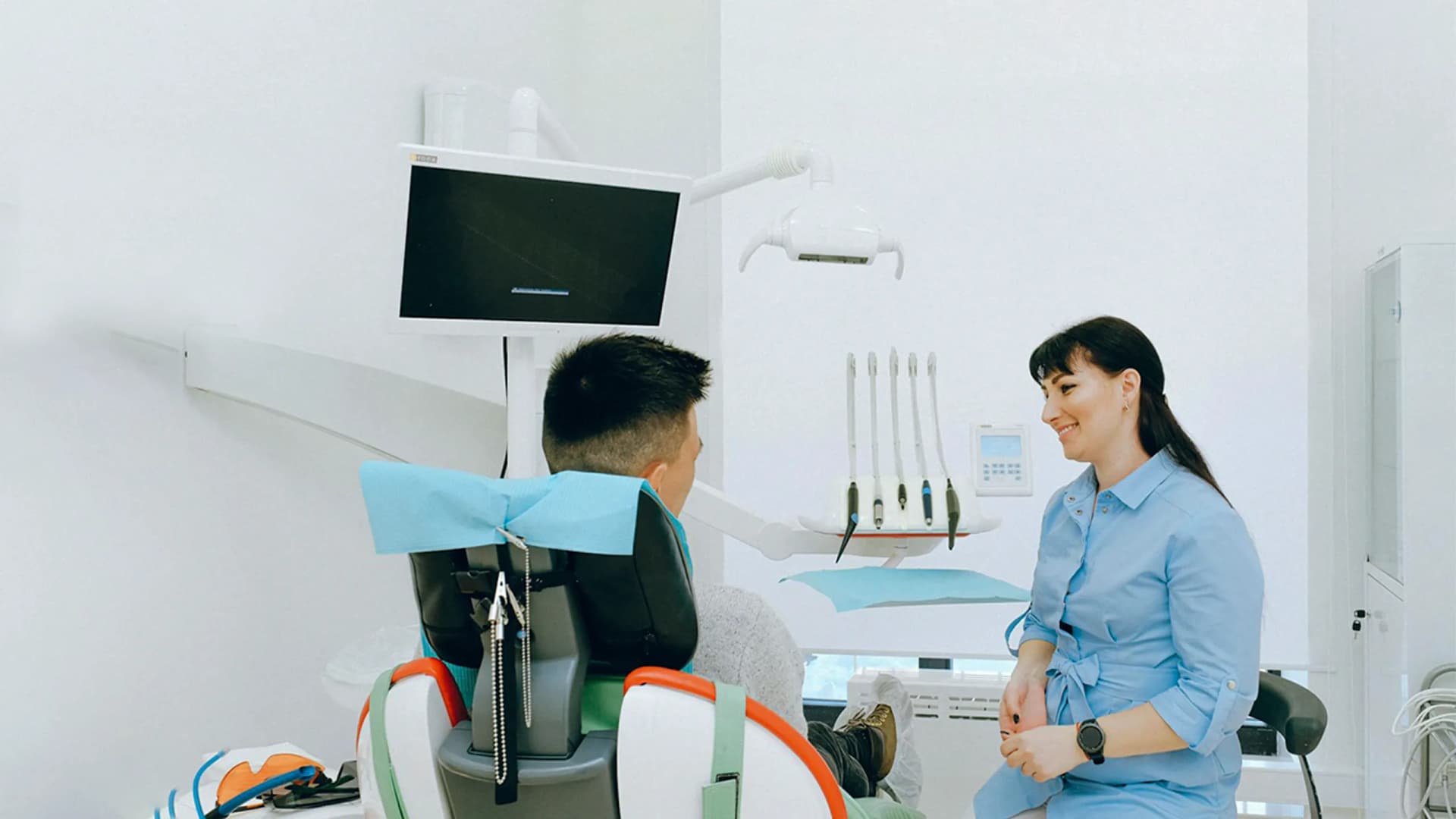 Ärztin mit Patient in Arztpraxis