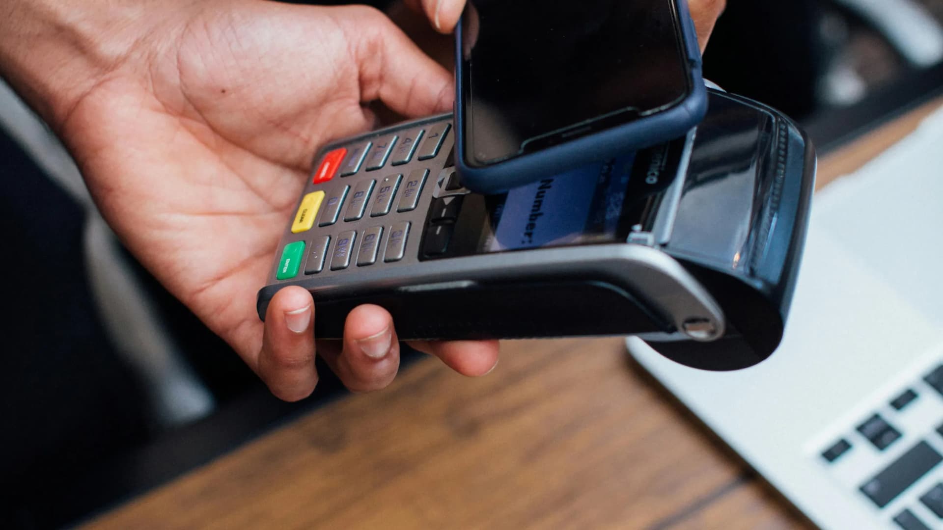 Smartphone-Zahlung mit Apple Pay bei der Bank Burgenland