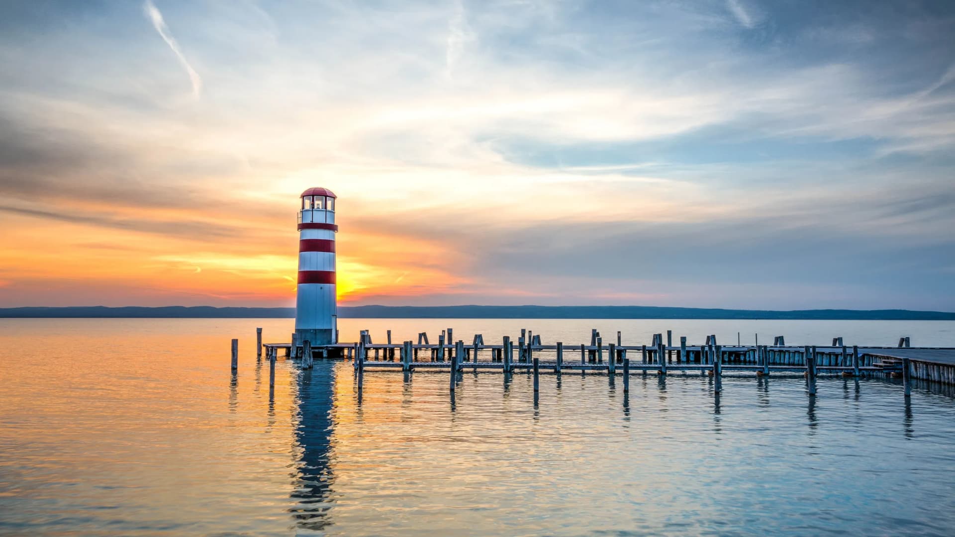 Blick auf den Leuchturm in Podersdorf am Neusiedler See bei Sonnenuntergang