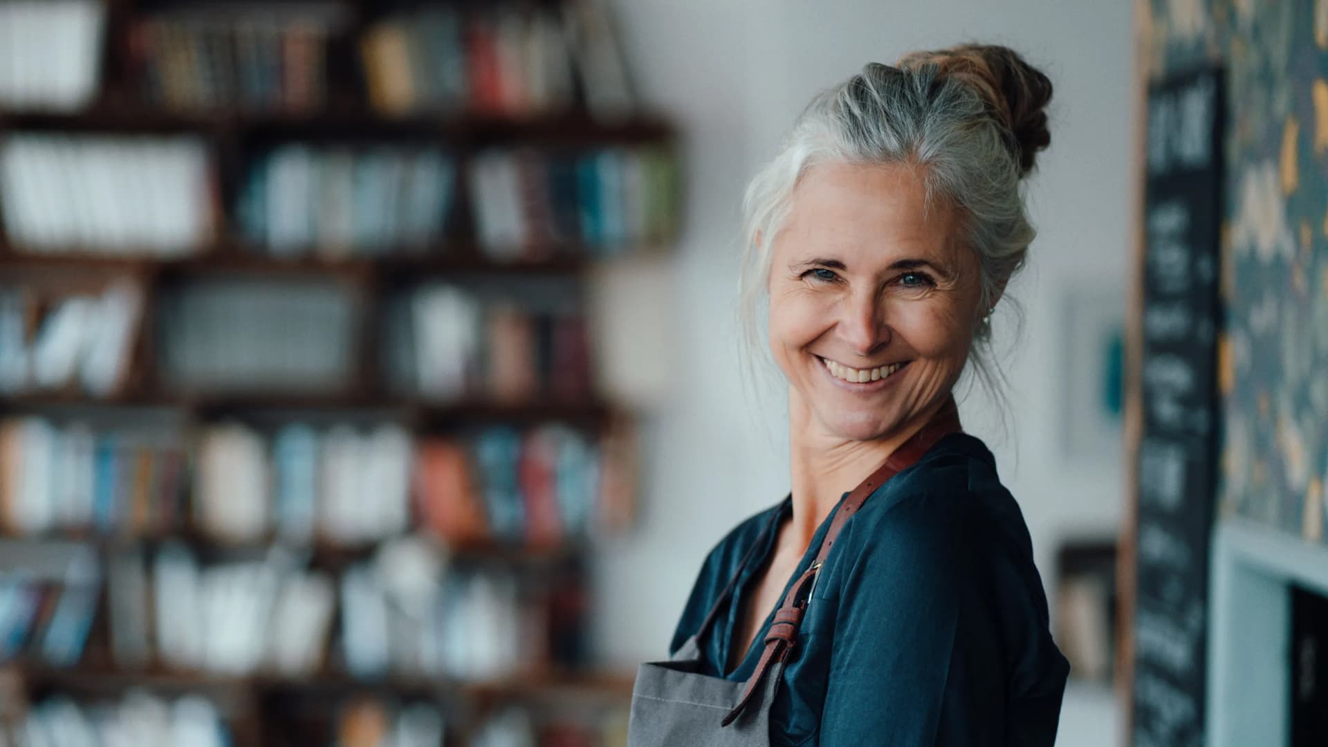 Ältere Dame schaut in die Kamera