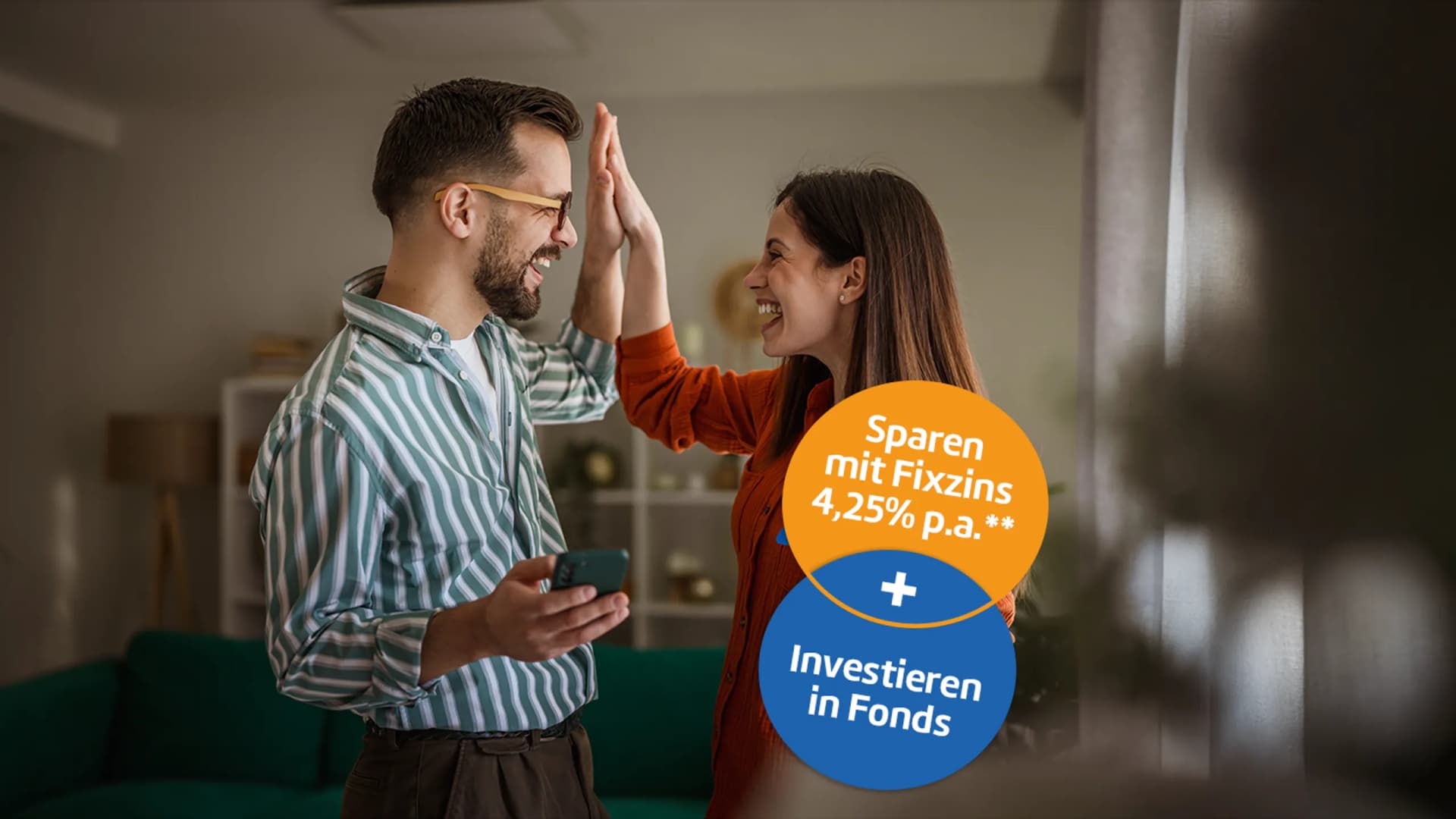 Mann und Frau geben sich die Hand