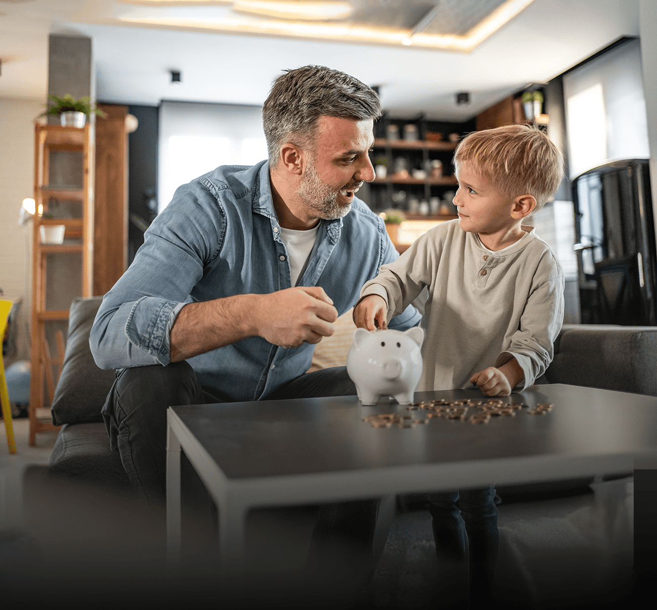 Mann mit Kind und Spardose